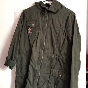 OLIVE GREEN JACKET W/ FLORAL EMBROIDERY.